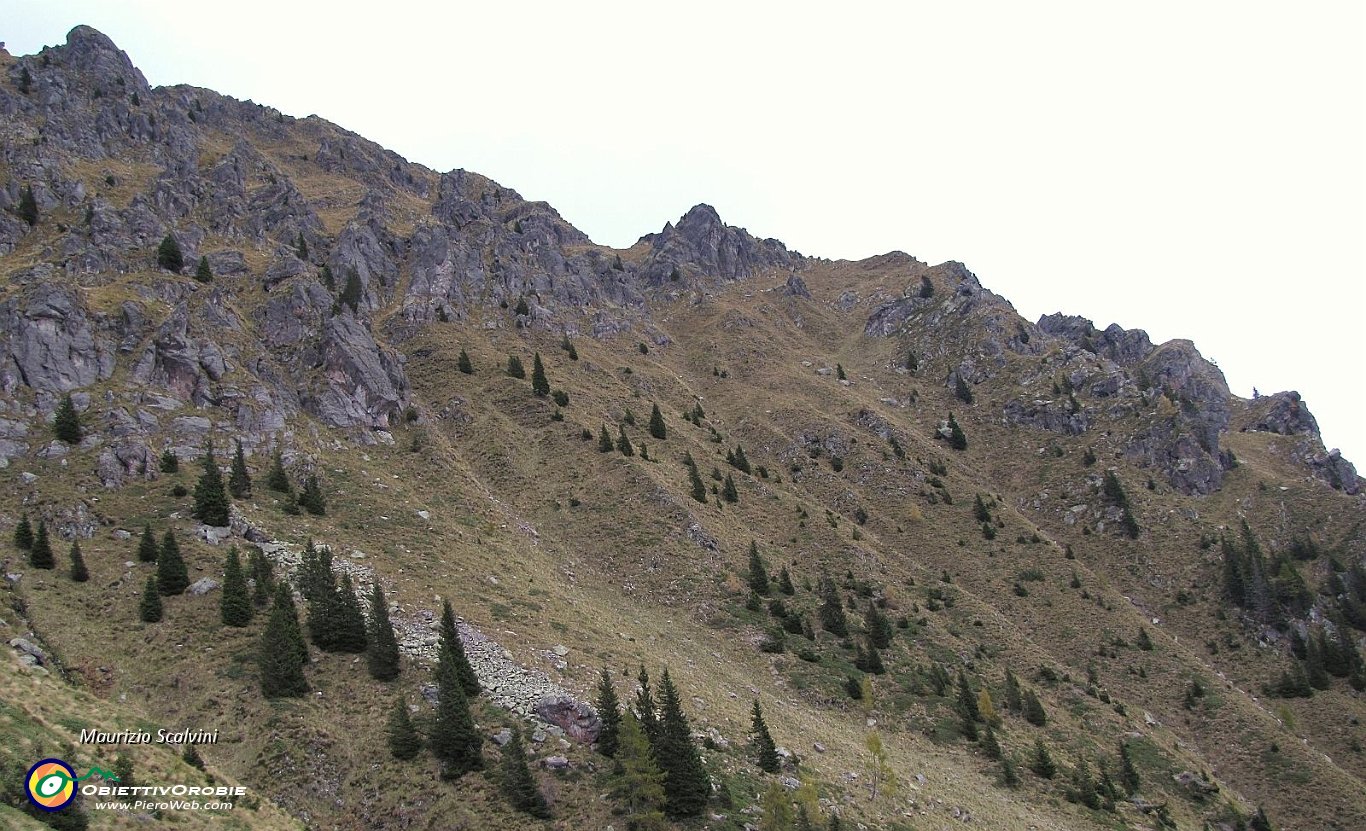 36 Mi affaccio sul costolone che culmina nel Prascagnello....JPG